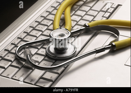 Krankenhaus-Ärzte-Stethoskop auf Computer-Tastatur Stockfoto