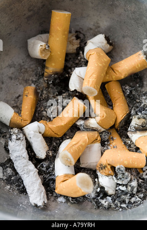 Geräucherte und halb geräucherter Zigaretten und Asche in die Irre Stockfoto