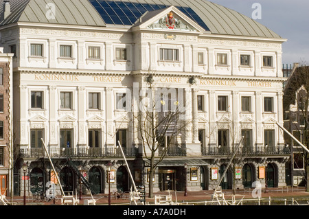 Historische weiße Fassade des Koninklijk Theaters Carré (Carre Theater) mit Blick auf die Amstel in Amsterdam, Holland. Stockfoto