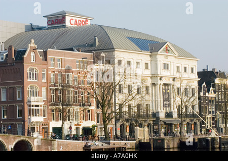 Die historische weiße Fassade des Carre Theaters entlang der Amstel in Amsterdam, Holland, mit seinem berühmten Kuppeldach und neoklassizistischem Design. Stockfoto