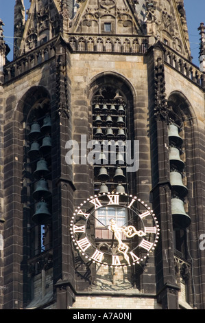 Nahaufnahme der Uhr und der Glockenglocken der Neuen Kirche (Nieuwe Kerk) am Markt Square in Delft, Südholland. Stockfoto