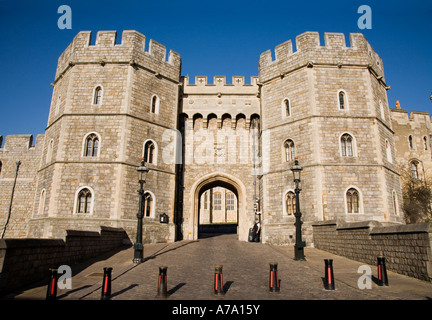 Das 8. Tor von König Heinrich VIII. Der öffentliche Haupteingang Windsor Castle, Windsor. Berkshire. Sonniger Tag mit blauem Himmel. Von einem Polizisten bewacht. UK. Stockfoto