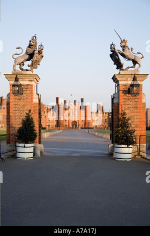 Haupteingang Tor mit Antrieb führt zum zentralen Torhaus, Westfront des Hampton Court Palace. UK Stockfoto