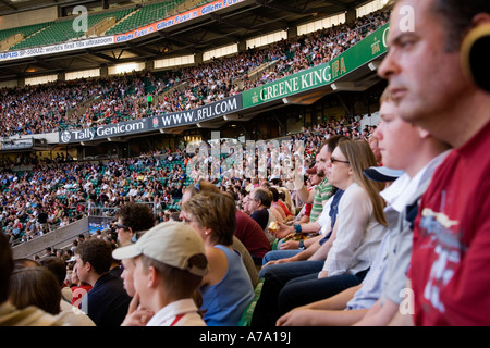 Rugby-Fans im Twickenham RFU Stadion EDF Energy Cup-Finale Fischadler V Leicester Tigers 13. April 2007 Stockfoto