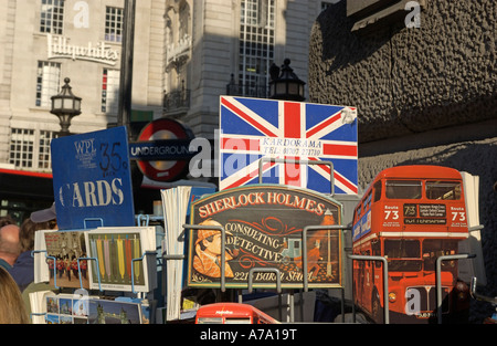 Postkarten zum Verkauf in Piccadilly Circus, London, England, UK Stockfoto