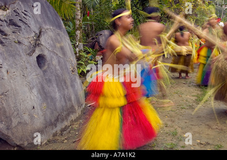 Bewegungsunschärfe von Yap traditionelle Tänzerinnen Stocktanz vor Stein Geld Yap Mikronesien Pazifischen Ozean Stockfoto