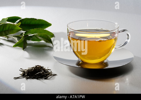Tasse Tee mit Tee-Blätter Stockfoto
