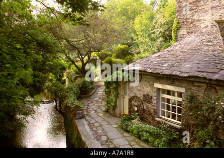 Cornwall Little Petherick alte Mühle Biergarten neben Bach Stockfoto