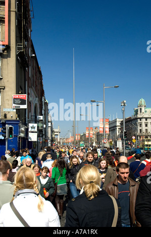 Menschenmassen in Dublins Hauptstraße - O' Connell Street - mit dem Turm herauszufinden prominent Stockfoto