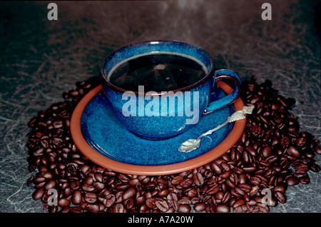 Dampfenden Kaffee in einer blauen Tasse mit einem Teelöffel Stockfoto