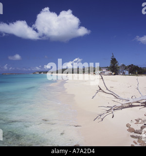 Blick entlang der Länge des schönen Strandes in Runaway Bay mit saubere klare Meer Läppen auf die Sand Antigua Karibik Stockfoto