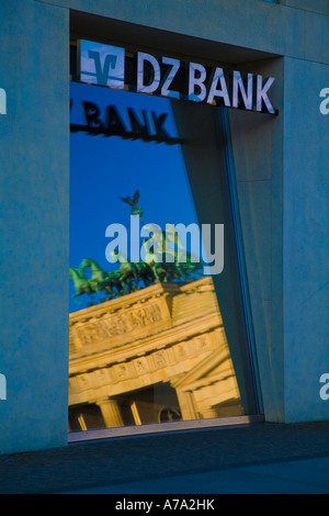 Brandenburger Tor Brandenburger Tor Berlin Deutschland Reflexion im Glasfenster der DZ Bank Stockfoto