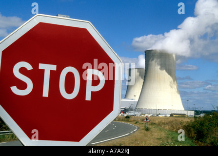 Kernkraftwerk in Frankreich mit einem Stop-Schild Stockfoto