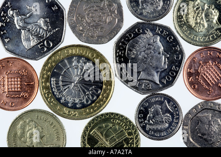 Münzen auf weißem Hintergrund Stockfoto