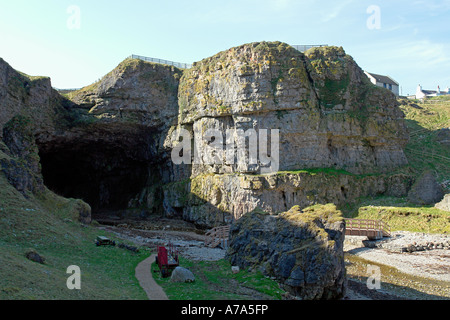 Eingang der Smoo Cave bei Durness in Sutherland Highland Schottland Großbritannien Stockfoto