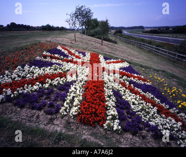 Union Jack Blumenbeet an der Seite der Straße während der Queens Golden Jubilee Stockfoto