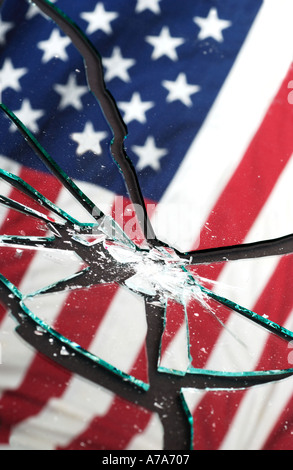 amerikanische Flagge auf ein gebrochenes Stück Glas reflektiert Stockfoto