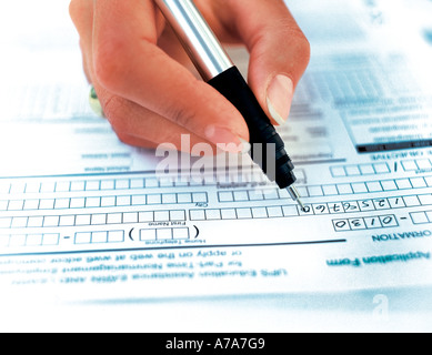 Vertrag schreiben, Hände und Papier, Stift, form Stockfoto