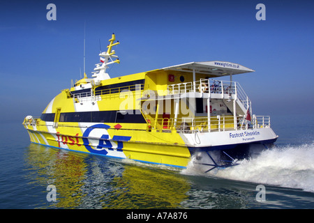 Wightlink Passagierfähre zwischen Ryde Pier Head Isle Of Wight und Portsmouth Harbour in Hampshire, England Stockfoto