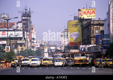 Reihe von Botschafter Autos und Taxis vor einem Zebrastreifen in West Bengal Kalkutta Indien Stockfoto