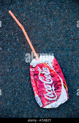 Eine zerkleinerte Disxarded Coca Cola kann mit Stroh Stockfoto