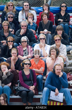 Das Publikum in eine Freilichtbühne erleben durch das Tragen von Kopfhörern lauschte Stockfoto