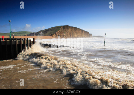 West Bay Hafeneinfahrt und Klippen, Dorset, England. Stockfoto