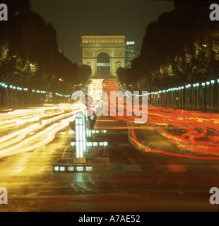 Arc de Triomphe bei Nacht Champs-Elysees in Paris France Stockfoto
