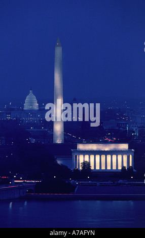 Lincoln Memorial, Washington Monument und Kapitol in Washington, D.C. nachts beleuchtet Stockfoto