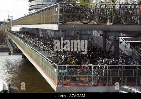 Tausende von Fahrrädern geparkt in ein Multi-Geschoss-Fahrrad-Park von der central Station in Amsterdam Stockfoto