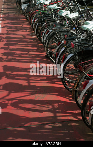 Fahrräder geparkt in ein Multi-Geschoss-Fahrrad-Park von der central Station in Amsterdam Stockfoto