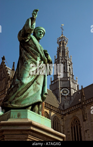 Blick auf die Statue von Laurens Coster und der Turm von St. Bavo-Kirche in Haarlem Holland Stockfoto