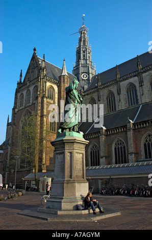 Die Statue von Laurens Coster und der Turm von St. Bavo-Kirche in Haarlem Holland Stockfoto
