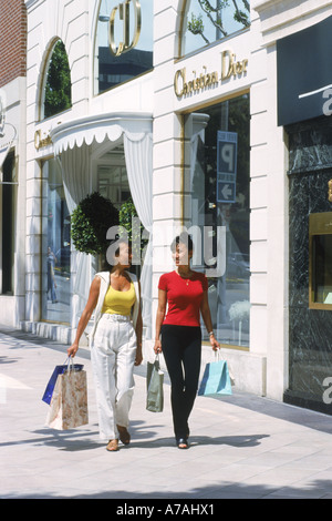 Zwei asiatische Frauen mit Einkaufstaschen am Rodeo Drive in Beverly Hills Stockfoto