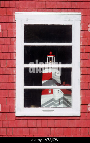 Ein Modell-Leuchtturm im Fenster des Leuchtturms am La Martre Quebec Stockfoto