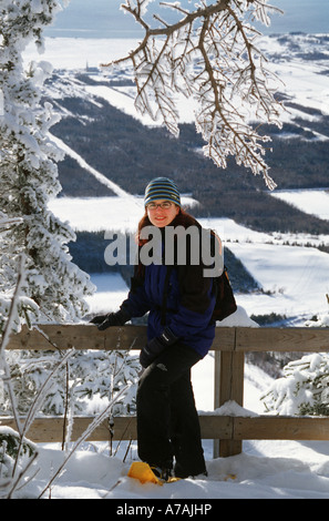 Eine Dame in Schneeschuhen bewundern die stark mattierte Bäume auf Mont St. Joseph in Quebec Stockfoto