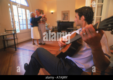 Älteres Ehepaar Tango tanzen zu Gitarrenmusik in Buenos Aires café Stockfoto