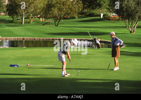 Älteres Paar in 70er Jahre Golfen in Palm Springs, Kalifornien Stockfoto