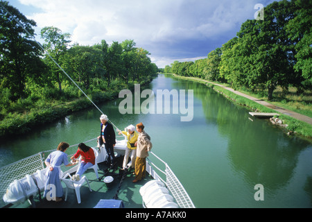 Touristen Reisen in ganz Schweden mit Luxus Pkw Boot auf dem Göta-Kanal zwischen Stockholm und Göteborg Stockfoto