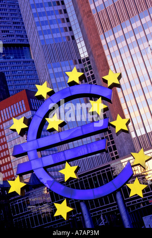 Das Euro-Zeichen außerhalb der Europäischen Zentralbank in Frankfurt am Main, Deutschland. Stockfoto