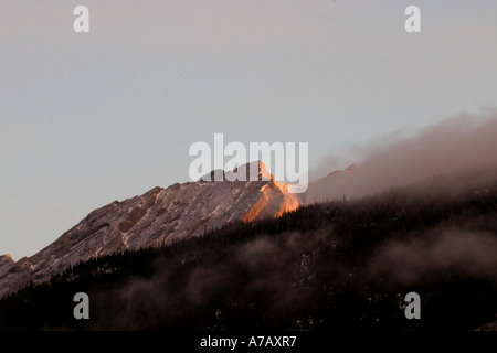 Berg Sonnenaufgang; Morgendämmerung in den Rocky Mountains: Stockfoto