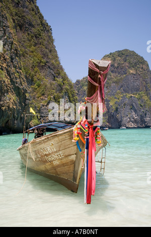 Prows von asiatischen Langschwanz-Holzbooten; Langschwanz-Boot Prow mit buddhistischen Girlanden, Ko Phi-Phi Don Insel, Maya Bay, Krabi Provinz, Thailand, Asien Stockfoto