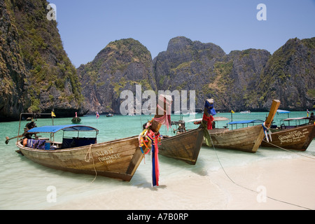 Prows von asiatischen Langschwanz-Holzbooten; Langschwanz-Boot Prow mit buddhistischen Girlanden, Ko Phi-Phi Don Insel, Maya Bay, Krabi Provinz, Thailand, Asien Stockfoto