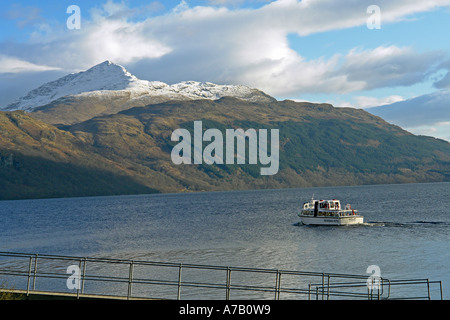 Motor Boot Arklet von Inversnaid Hotel verlassen Inveruglas für Inversnaid über Loch Lomond an einem Winternachmittag. Stockfoto