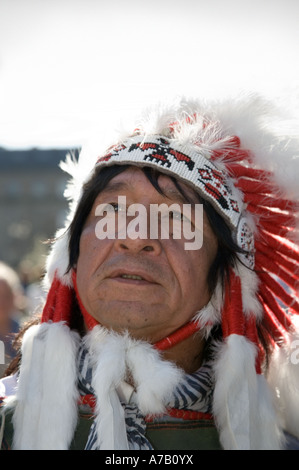 Mexikanischer indischer Musiker trägt traditionelle ethnische gefiederte Kopfbedeckung. Musical Street Entertainer; Dundee City Centre, Tayside, Schottland Großbritannien Stockfoto