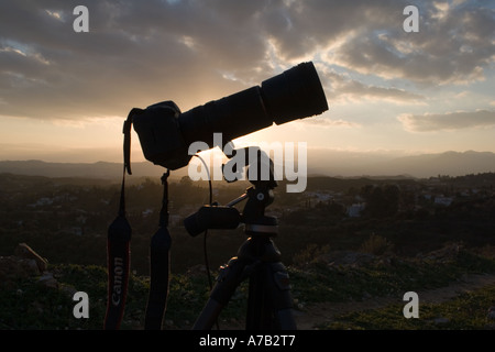 Silhouette der Kamera mit Teleobjektiv Stockfoto