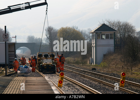 Eisenbahner mit einer Schiene Seite Kran am Edale Station in Derbyshire "Great Britain" Stockfoto