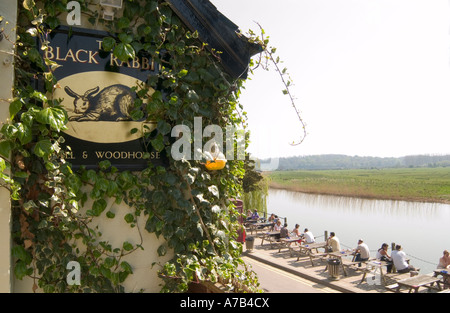 Menschen entspannen sich im Black Rabbit Pub, South Stoke am Fluss Arun in der Nähe von Arundel, West Sussex, England, Großbritannien Stockfoto