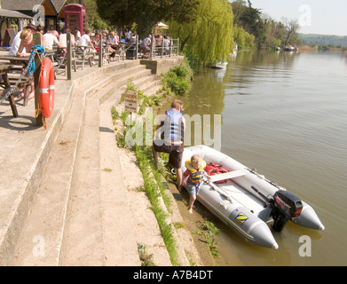 Anreise mit dem Beiboot an The Black Rabbit Pub, South Stoke on The River Arun in der Nähe von Arundel, West Sussex Stockfoto