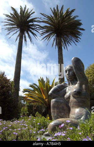 Skulptur von Gia Mutter Erde unter den exotischen Baumfarnen in Abbey Gardens, Trescoe, The Isles of Scilly, England, Großbritannien Stockfoto